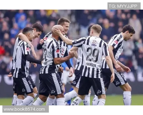 埃蒙与瓦尔韦克的激烈对决揭示了足球战术与团队协作的重要性 埃蒙与瓦尔韦克的激烈对决揭示了足球战术与团队协作的重要性