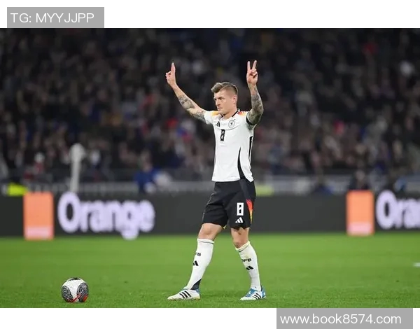 克罗斯在足球世界中的传奇之路与技术解析：从青涩少年到顶级中场的蜕变