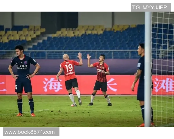 恒大与上港激战正酣精彩瞬间回顾及比赛照片分享